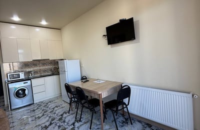 Location d'un appartement lumineux et meublé avec balcon, 48 m², Batoumi, Géorgie
