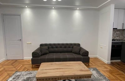 Miete einer großzügigen, möblierten 80 m² Wohnung, Batumi, Georgien