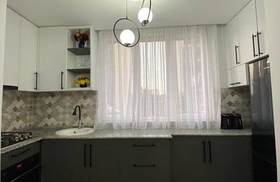 Miete einer großzügigen, möblierten 80 m² Wohnung, Batumi, Georgien