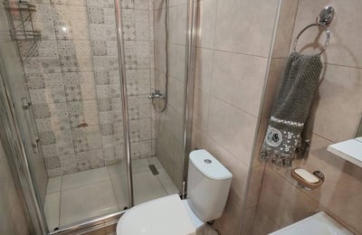 Appartement moderne et lumineux avec balcon à louer, Batoumi, Géorgie
