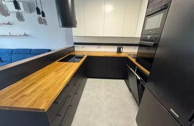 Alquiler a largo plazo de un amplio piso de 3 habitaciones con balcón y aire acondicionado en Breslavia, Вроцлаве, Krzyki