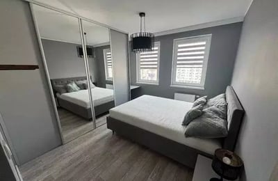 Alquiler a largo plazo de un amplio piso de 3 habitaciones con balcón y aire acondicionado en Breslavia, Вроцлаве, Krzyki