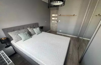 Alquiler a largo plazo de un amplio piso de 3 habitaciones con balcón y aire acondicionado en Breslavia, Вроцлаве, Krzyki