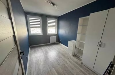 Alquiler a largo plazo de un amplio piso de 3 habitaciones con balcón y aire acondicionado en Breslavia, Вроцлаве, Krzyki