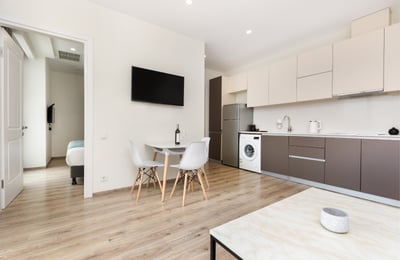 Miete einer stilvollen Wohnung mit Blick auf den Park und den See, 45 m², Batumi, Georgien