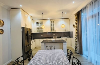 Miete eines geräumigen dreistöckigen Hauses, Makhinjauri, Batumi, Georgien