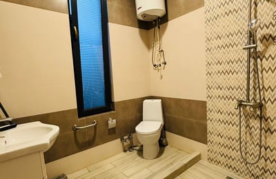 Miete eines geräumigen dreistöckigen Hauses, Makhinjauri, Batumi, Georgien