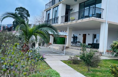 Miete eines geräumigen dreistöckigen Hauses, Makhinjauri, Batumi, Georgien