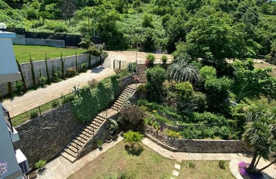 Miete eines geräumigen dreistöckigen Hauses, Makhinjauri, Batumi, Georgien