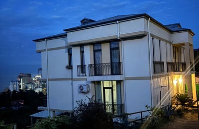 Miete eines geräumigen dreistöckigen Hauses, Makhinjauri, Batumi, Georgien