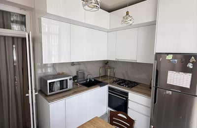 Location longue durée d’un appartement 5 pièces 90 m², quartier Khimshiashvili, Batoumi, Géorgie