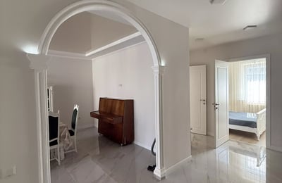 Location longue durée d’un appartement 5 pièces 90 m², quartier Khimshiashvili, Batoumi, Géorgie