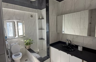 Location longue durée d’un appartement 5 pièces 90 m², quartier Khimshiashvili, Batoumi, Géorgie