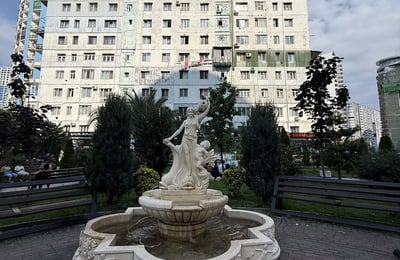 Location longue durée d’un appartement 5 pièces 90 m², quartier Khimshiashvili, Batoumi, Géorgie