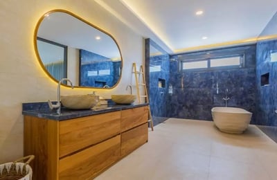 Alquiler a largo plazo de una villa espaciosa de 3 dormitorios en Indonesia, Kerobokan