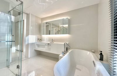 Location d'appartement spacieux et lumineux de 2 chambres dans le district de Khlong Toei, Bangkok, Thaïlande
