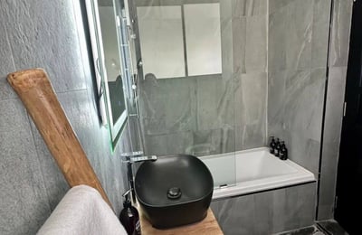 Location d'appartement moderne de 1 chambre avec vue sur le jardin et la ville à Khlong Toei Nuea, Bangkok, Thaïlande
