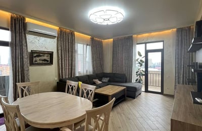 Alquiler de apartamento luminoso, amplio, 104 m², Batumi, Georgia