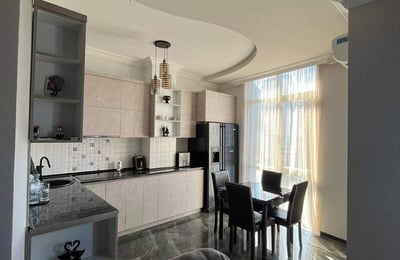 Alquiler de apartamento dúplex luminoso y amplio, 105 m², Batumi, Georgia