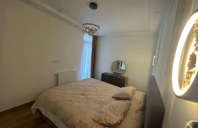 Alquiler de apartamento luminoso y espacioso de tres dormitorios, 96 m², Batumi, Georgia