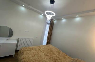 Alquiler de apartamento luminoso y espacioso de tres dormitorios, 96 m², Batumi, Georgia