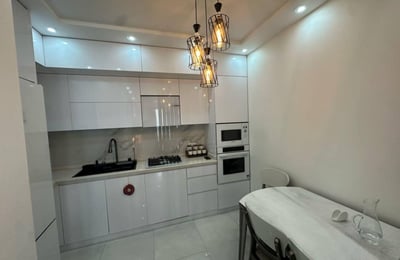 Alquiler de apartamento luminoso y espacioso de tres dormitorios, 96 m², Batumi, Georgia