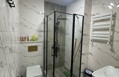 Alquiler de apartamento luminoso y espacioso de tres dormitorios, 96 m², Batumi, Georgia