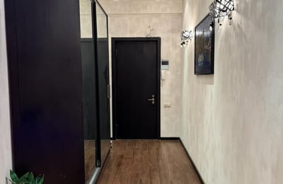 Location d’un appartement moderne et meublé avec parking, 120 m², Vake-Saburtalo, Tbilissi, Géorgie