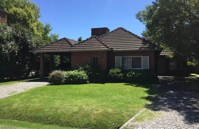 Загородный дом с видом на гольф поле в La Reserva Cardales