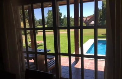 Загородный дом с видом на гольф поле в La Reserva Cardales