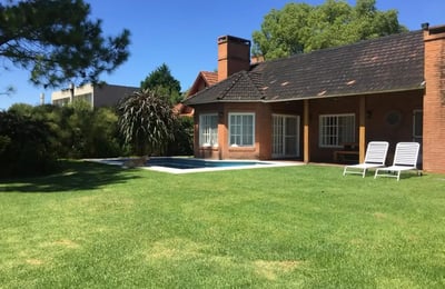 Загородный дом с видом на гольф поле в La Reserva Cardales