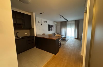 Apartamento moderno 62m² en alquiler en complejo Kennedy Residence, Nuevo Belgrado, Serbia