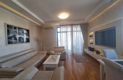 Luminoso apartamento de cuatro habitaciones de 88 m² en BW Parkview, Belgrado, Serbia