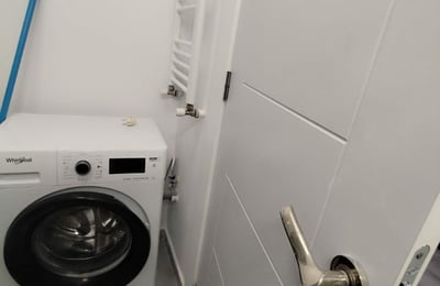 Alquiler de un apartamento amueblado de dos habitaciones con plaza de aparcamiento, Sector 6, Bucarest, Rumanía