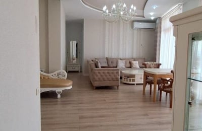 Alquiler de apartamento espacioso 150m² con vistas al mar y al parque, Batumi