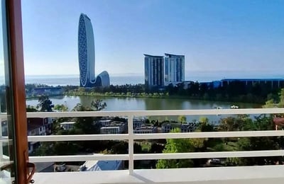 Alquiler de apartamento espacioso 150m² con vistas al mar y al parque, Batumi