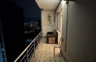 Möblierte Wohnung (50m²) zur Miete mit Bergblick in der Altstadt, Batumi, Georgien