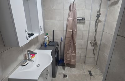 Apartamento moderno y amueblado de 2 habitaciones, 50 m², en Calligraphy Towers, Batumi, Georgia