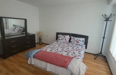 Alquiler de un apartamento luminoso y amueblado de 3 habitaciones, Burgas, barrio Vazrazhdane, Bulgaria