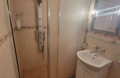 Alquiler de un apartamento luminoso y amueblado de 3 habitaciones, Burgas, barrio Vazrazhdane, Bulgaria