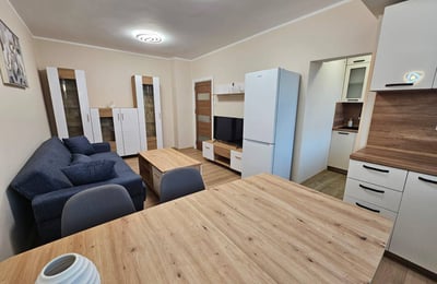 Alquiler de un apartamento luminoso y amueblado de 3 habitaciones, Burgas, barrio Lazur, Bulgaria