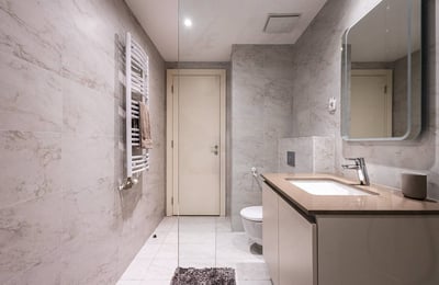 Alquiler de luminosos apartamentos amueblados de 3 habitaciones, 82 m², BW Aurora, Belgrado, Serbia