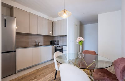 Alquiler de luminosos apartamentos amueblados de 3 habitaciones, 82 m², BW Aurora, Belgrado, Serbia