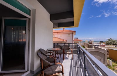 Rent of furnished 2-room apartments, 56 m², with sea view, Mamaia, Constanța, Romania