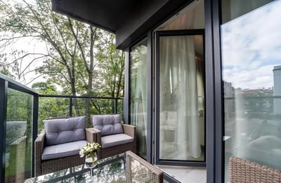 Alquiler de un apartamento elegante de tres habitaciones de 84 m² con balcón, distrito de Bronowice, Cracovia, Polonia