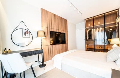 Alquiler de un apartamento elegante de tres habitaciones de 84 m² con balcón, distrito de Bronowice, Cracovia, Polonia