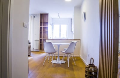 Alquiler de un apartamento luminoso de tres habitaciones de 60 m² con balcón, zona de Voždovac, Belgrado, Serbia