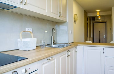 Alquiler de un apartamento luminoso de tres habitaciones de 60 m² con balcón, zona de Voždovac, Belgrado, Serbia