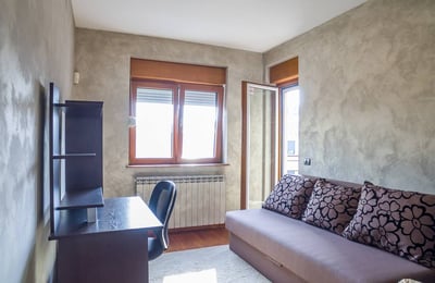 Alquiler de un apartamento espacioso de tres habitaciones de 90 m² en Vračar, Belgrado, Serbia