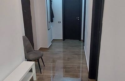Alquiler de un apartamento amueblado de tres habitaciones con aire acondicionado, Sector 6, Bucarest, Rumanía